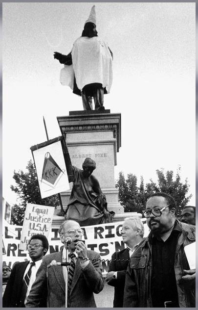 Albert Pike. --- Los líderes del movimiento LaRouche, Dennis Speed, Anton Chaitkin y Michael Vitt, junto con el líder de los Derechos Civiles, el reverendo Hosea Williams (derecha), se manifiestan contra la estatua del fundador del KKK, Albert Pike. Cada semana, durante casi toda la década de 1990, la organización LaRouche realizó manifestaciones ante la estatua de Pike, exigiendo su retirada.