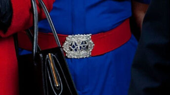 Detalle de la jefa de enfermeras del Hospital Rey Eduardo VII, Londres, despidiendo a Isabel II (marzo de 2013).